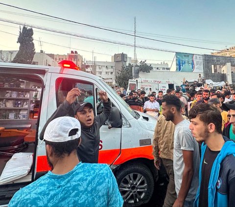 FOTO: Biadab! Israel Bombardir Konvoi Ambulans di RS Al-Shifa Jalur Gaza