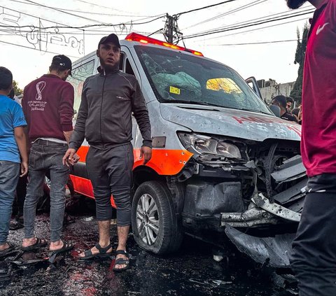 FOTO: Biadab! Israel Bombardir Konvoi Ambulans di RS Al-Shifa Jalur Gaza