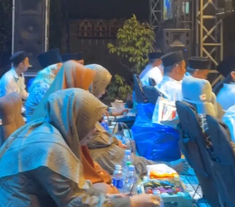 Momen Ultraman Ikutan Ngaji, Duduk Paling Depan Serius Nyimak Ceramah