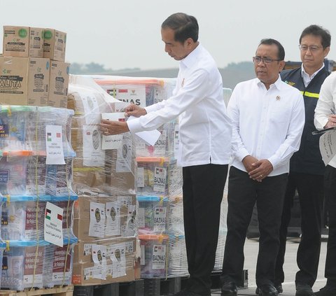Presiden Joko Widodo atau Jokowi melepas pengiriman bantuan kemanusiaan seberat 51,5 ton untuk warga Palestina di Jalur Gaza. Bantuan tersebut diterbangkan dari Lanud Halim Perdanakusuma dan Bandara Soekarno Hatta, pada Sabtu (4/11/2023).
