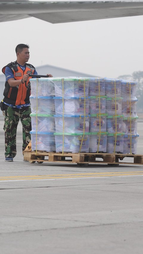 Adapun bantuan yang dikirim Indonesia antara lain, bahan makanan, alat medis, selimut, tenda, hingga logistik lainnya yang dibutuhkan di Gaza, Palestina.