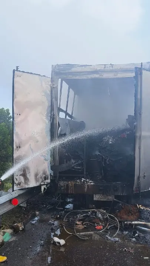 Truk Ekspedisi Angkut Sepeda Listrik Hangus Terbakar di Tol Permai <br>