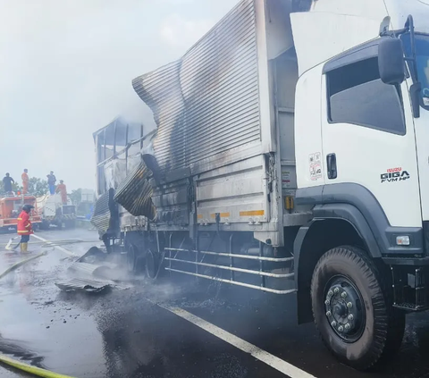 Truk Ekspedisi Angkut Sepeda Listrik Hangus Terbakar di Tol Permai