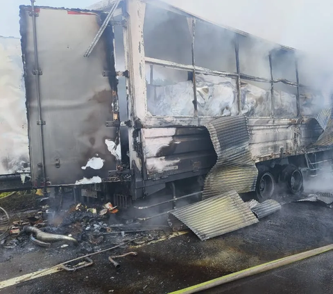 Truk Ekspedisi Angkut Sepeda Listrik Hangus Terbakar di Tol Permai