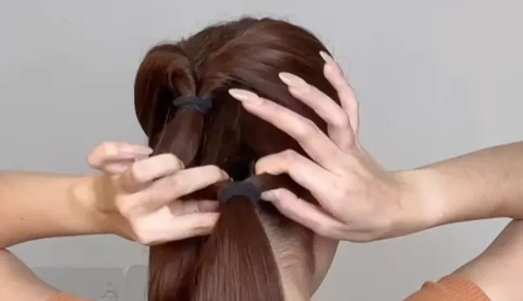 4. Enter the tip of the hair into the inside of the tie.