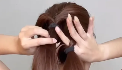 5. Masukkan Ujung Rambut Atas ke Sela Rambut Bawah
