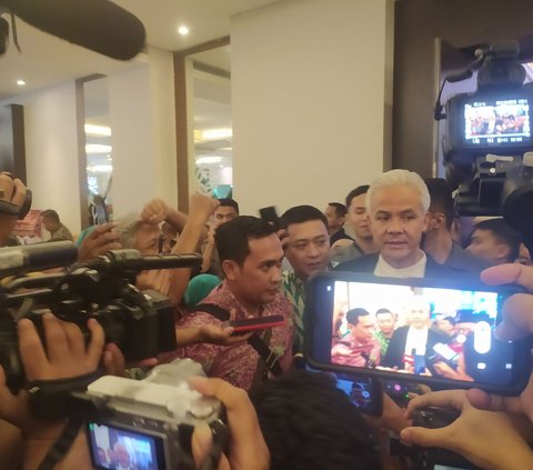 Ganjar Tiba-Tiba Cari Jimly Assiddiqie di Acara Silaknas ICMI, Mendesak Ingin Segera Bertemu