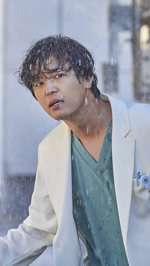 Dalam perjalanan cerita, Jung Da-Eun bertemu dengan Dong Go-Yoon (Yeon Woo-Jin), seorang dokter spesialis proktologi. Dong Go-Yoon terkesan dengan senyum Jung Da-Eun dan memberinya semangat.