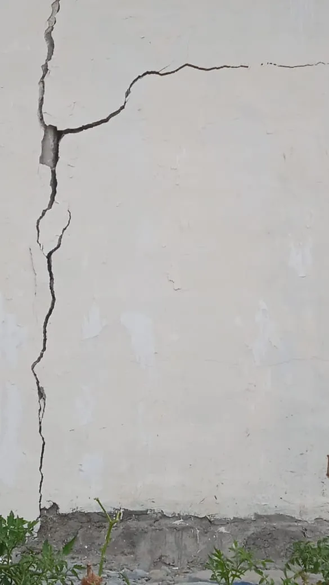 Rumah Bantuan Pemerintah Retak-Retak Dampak Gempa M6,3 di Kupang