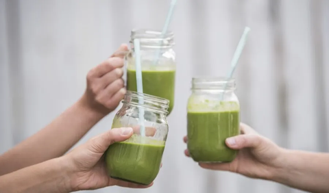 Jus hijau terbuat dari campuran buah dan sayur, mengandung beragam nutrisi dengan kadar tinggi.