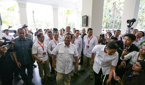 Prabowo berjanji setia kepada masyarakat desa.