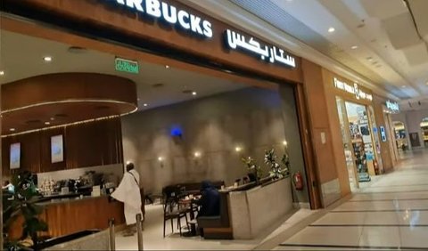 Dalam video, Alman lebih dulu menunjukkan dua kedai kopi Strabucks di salah satu mall di Mekkah. <br>