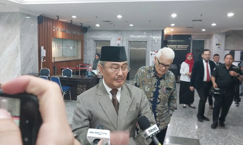 VIDEO: Keanehan Dokumen Gugatan Usia di MK Tak Ditandatangani