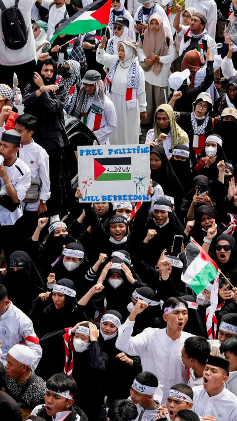 Dalam aksinya, mereka menyerukan dukungan ke Palestina dan mengecam dan mengutuk serangan biadab Israel ke Gaza yang sudah menewaskan ribuan jiwa rakyat Palestina.