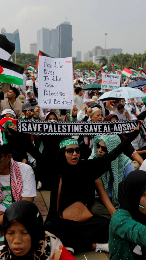 Dalam aksi ini, sejumlah tokoh penting dan pejabat pemerintahan juga ikut hadir dalam Aksi Bela Palestina di Monas.<br>