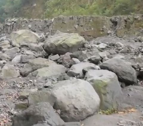 Melihat Batuan Jumbo di Hulu Sungai Boyong Gunung Merapi, Banyak Ditemukan Fenomena Unik