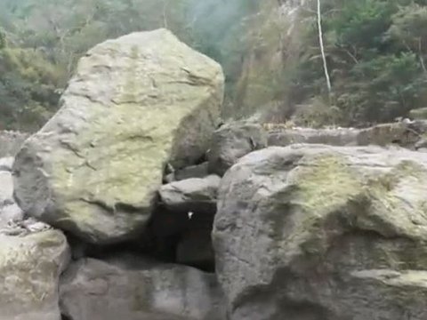 Melihat Batuan Jumbo di Hulu Sungai Boyong Gunung Merapi, Banyak Ditemukan Fenomena Unik