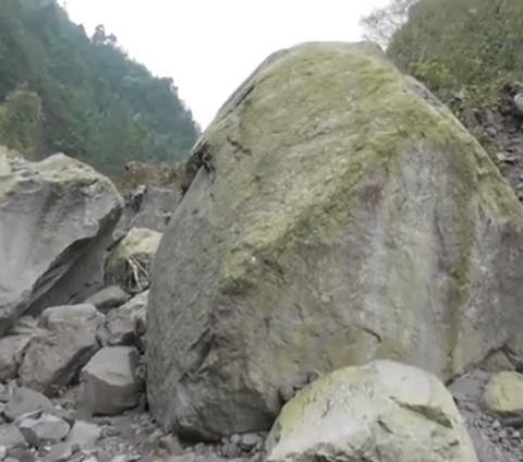 Melihat Batuan Jumbo di Hulu Sungai Boyong Gunung Merapi, Banyak Ditemukan Fenomena Unik