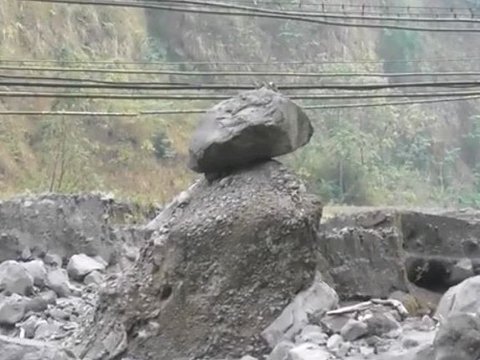 Melihat Batuan Jumbo di Hulu Sungai Boyong Gunung Merapi, Banyak Ditemukan Fenomena Unik