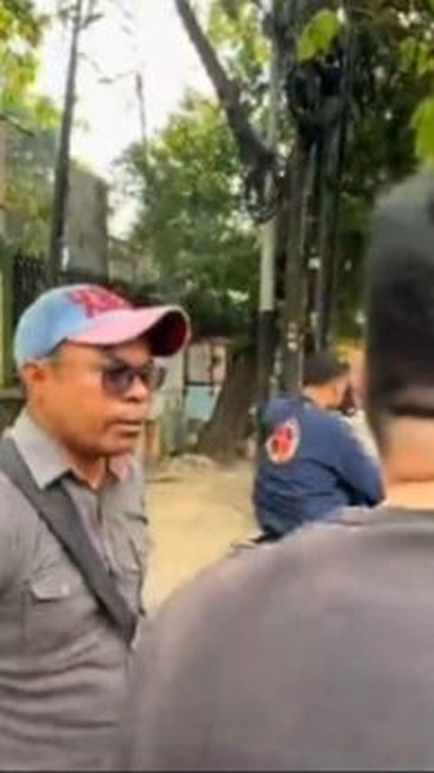 Debt collector juga harus mematuhi peraturan hukum dengan tidak melakukan kekerasan saat akan menarik jaminan dari nasabah. <br><br>Jika menemui kejanggalan, jangan ragu untuk segera melaporkan ke pihak berwajib. <br>