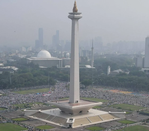 Ribuan umat muslim Indonesia saat menghadiri dan mengikuti aksi damai bela Palestina yang dgelar di kawasan Monas, Jakarta, Minggu (5/11/2023). Aksi ini merupakan bentuk dukungan kemerdekaan Palestina.<br><br>
