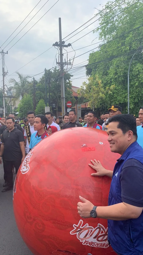 Bareng Gibran Pimpin Arak-arakan Trofi Dunia U-17 di Solo, Erick Thohir Ajak Masyarakat Sambut Pesta Bola Dunia