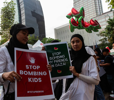 FOTO: Aksi Bagi Semangka Gratis Jadi Bentuk Solidaritas untuk Masyarakat Palestina di Sarinah