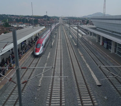Viral Atap Stasiun Kereta Cepat Halim Bocor, KAI Minta Wika dan Adhi Karya Bertanggung Jawab