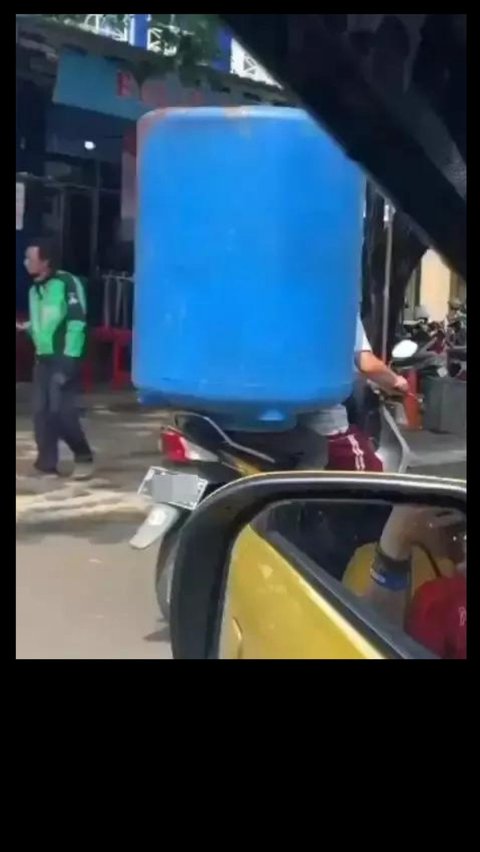 Potret Gaya Boncenger Ansurd Sampai Pakai Seluruh Badan Untuk Bawa Tandon Toren