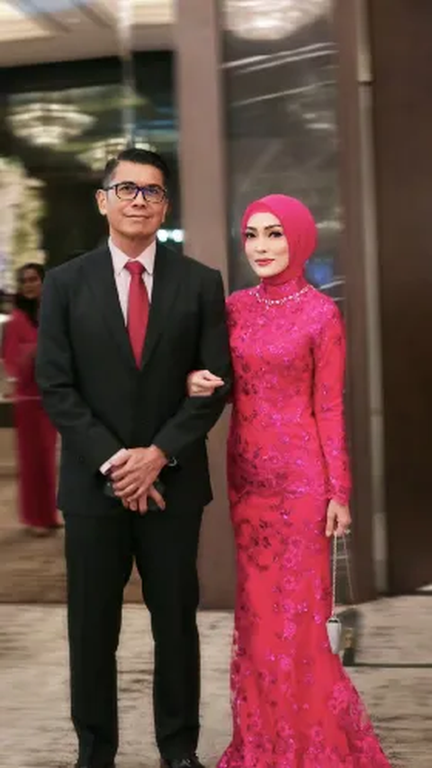 Cantiknya Istri Jenderal Rudy 'Gajah' Bergaun Warna Fuchsia, Penampilannya Bikin Salfok