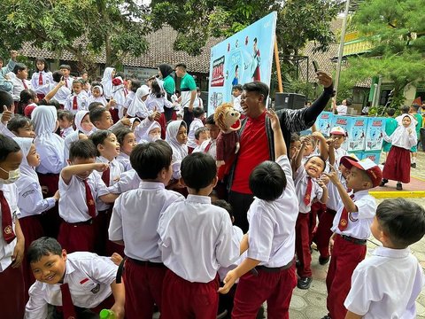 Pemuda Bojonegoro Ini Lebih Pilih Jadi Pendongeng Anak daripada Menekuni Pekerjaan Mapan, Alasannya Bikin Haru