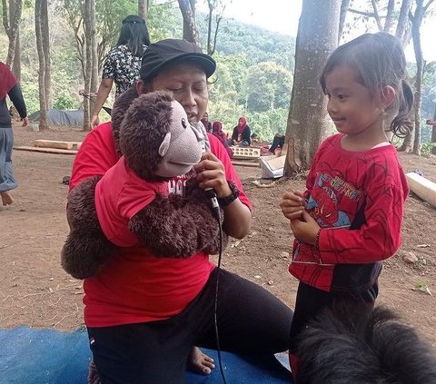 Pemuda Bojonegoro Ini Lebih Pilih Jadi Pendongeng Anak daripada Menekuni Pekerjaan Mapan, Alasannya Bikin Haru