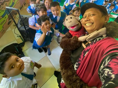 Pemuda Bojonegoro Ini Lebih Pilih Jadi Pendongeng Anak daripada Menekuni Pekerjaan Mapan, Alasannya Bikin Haru