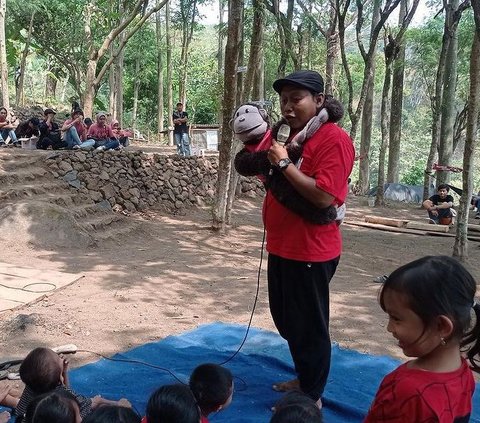 Pemuda Bojonegoro Ini Lebih Pilih Jadi Pendongeng Anak daripada Menekuni Pekerjaan Mapan, Alasannya Bikin Haru