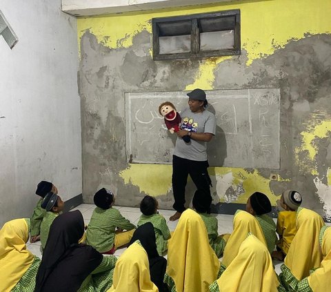 Pemuda Bojonegoro Ini Lebih Pilih Jadi Pendongeng Anak daripada Menekuni Pekerjaan Mapan, Alasannya Bikin Haru