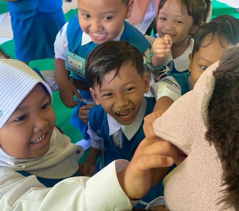 Pemuda Bojonegoro Ini Lebih Pilih Jadi Pendongeng Anak daripada Menekuni Pekerjaan Mapan, Alasannya Bikin Haru