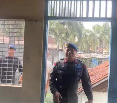 Jenderal Polisi Petinggi Pasukan Elite Makan di Warteg, Sikapnya Tak Terduga saat Ketemu Ibu Pemilik Warung