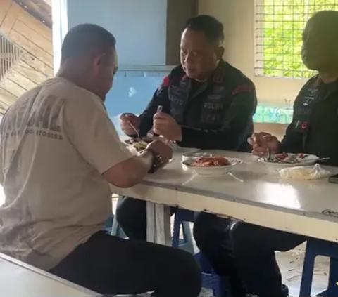 Jenderal Polisi Petinggi Pasukan Elite Makan di Warteg, Sikapnya Tak Terduga saat Ketemu Ibu Pemilik Warung