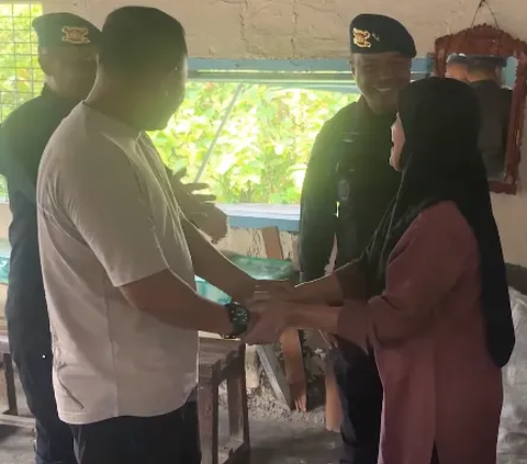 Jenderal Polisi Petinggi Pasukan Elite Makan di Warteg, Sikapnya Tak Terduga saat Ketemu Ibu Pemilik Warung