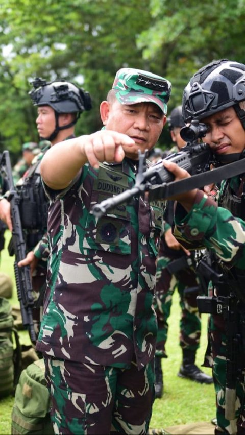 Eks Kasad ini mengunggah potret dirinya bersama sang istri dan ajudannya. Rupanya, sosok sang ajudan ini bukan orang sembarangan. <br>