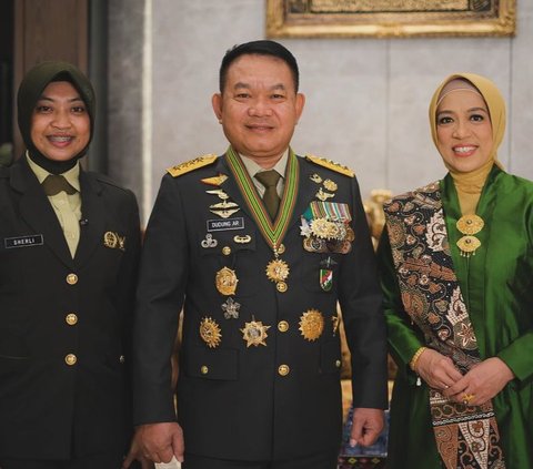 Wanita cantik itu bernama Serda (K) Sherliani Eka Putri. Ia adalah ADC terlama yang bertugas bersama dengan Dudung Abdurachman. Bahkan sejak Dudung masih berdinas di Pangdam Jaya.<br>