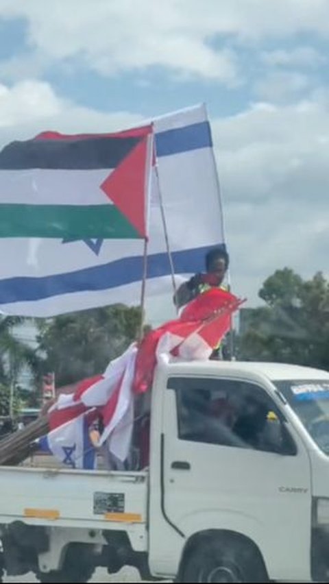 Viral Aksi Damai Warga Papua Kibarkan Bendera Palestina dan Israel, Netizen 'Kok Israel Ukurannya Lebih Gede' <br>