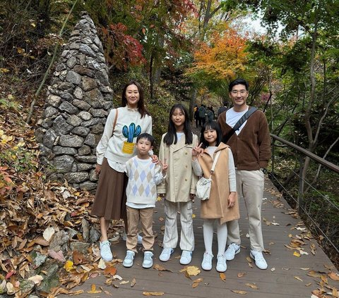 Exciting Portraits of Kimbab Family Enjoying Autumn in South Korea
