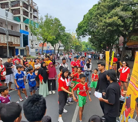 Kirab Trophy Experience FIFA U-17 World Cup Indonesia 2023 telah sampai di Solo.<br><br>Acara yang sudah berlangsung pada Minggu (5/11/2023) ini mendapat sambutan antusias dari warga Solo.