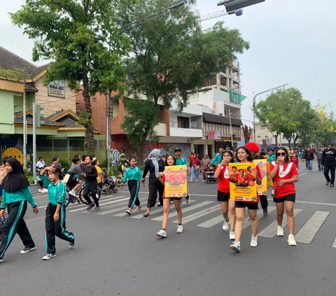 FOTO: Sampai di Solo, Iring-Iringan Kirab Sosialisasi Piala Dunia U-17 2023 Disambut Meriah Oleh Warga