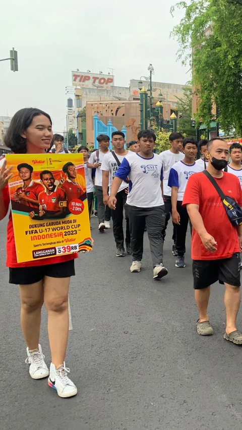 Ratusan pelajar anak-anak dari berbagai sekolah sepakbola di Solo tampak turut berjalan mengikuti kirab tersebut.