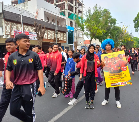 FOTO: Sampai di Solo, Iring-Iringan Kirab Sosialisasi Piala Dunia U-17 2023 Disambut Meriah Oleh Warga