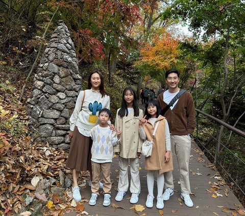 Exciting Portraits of Kimbab Family Enjoying Autumn in South Korea