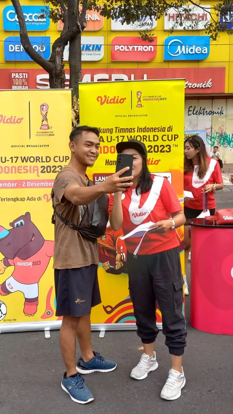 Sejumlah pengunjung bisa berfoto dengan tropi Piala Dunia U-17.