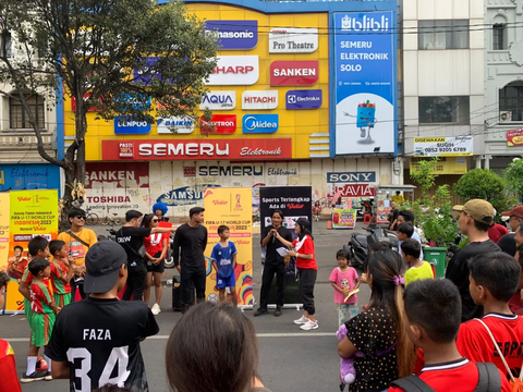 FOTO: Sampai di Solo, Iring-Iringan Kirab Sosialisasi Piala Dunia U-17 2023 Disambut Meriah Oleh Warga